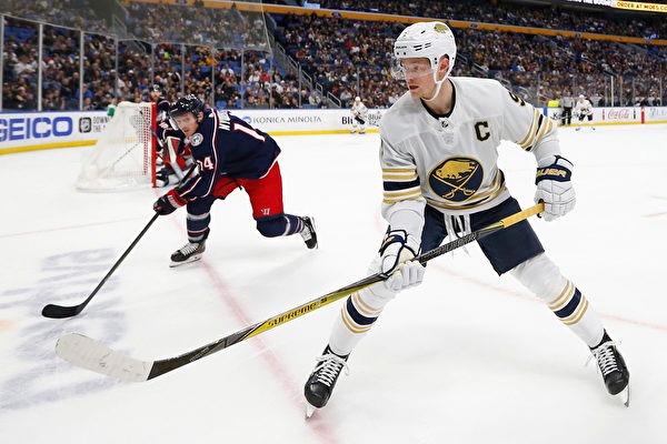 苏牙式手球未判罚？越南U16后卫扑救挡出国少射门，主裁无表示